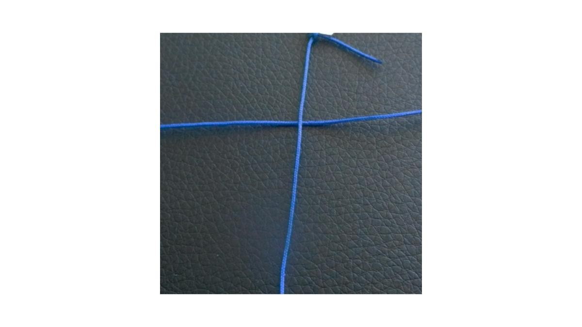 Apprendre à faire un noeud plat macramé : Etape 1 Apprendre à faire un noeud plat macramé : Etape 1