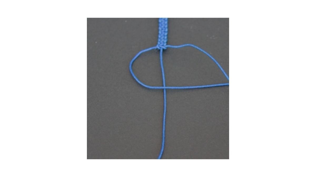 Apprendre à faire un noeud plat macramé : Etape 2 Apprendre à faire un noeud plat macramé : Etape 2