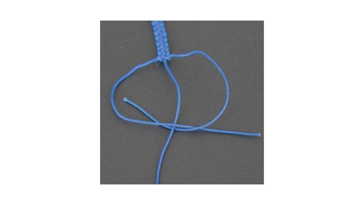 Apprendre à faire un noeud plat macramé : Etape 3 Apprendre à faire un noeud plat macramé : Etape 3