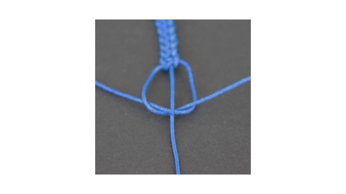 Apprendre à faire un noeud plat macramé : Etape 7 Apprendre à faire un noeud plat macramé : Etape 7