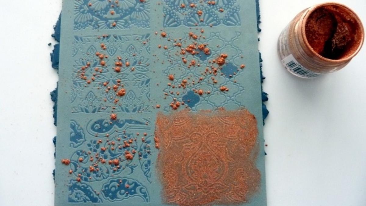 Comment utiliser un silk screen sur la pâte polymère et avec de la poudre métallique ?