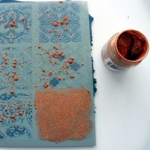 Comment utiliser un silk screen sur la pâte polymère et avec de la poudre métallique ? : Etape 2