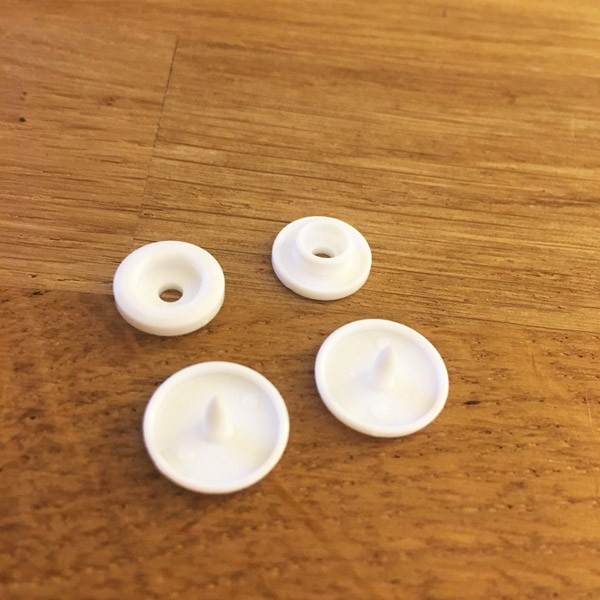 Comment poser un bouton pression avec pince ? : Etape 1