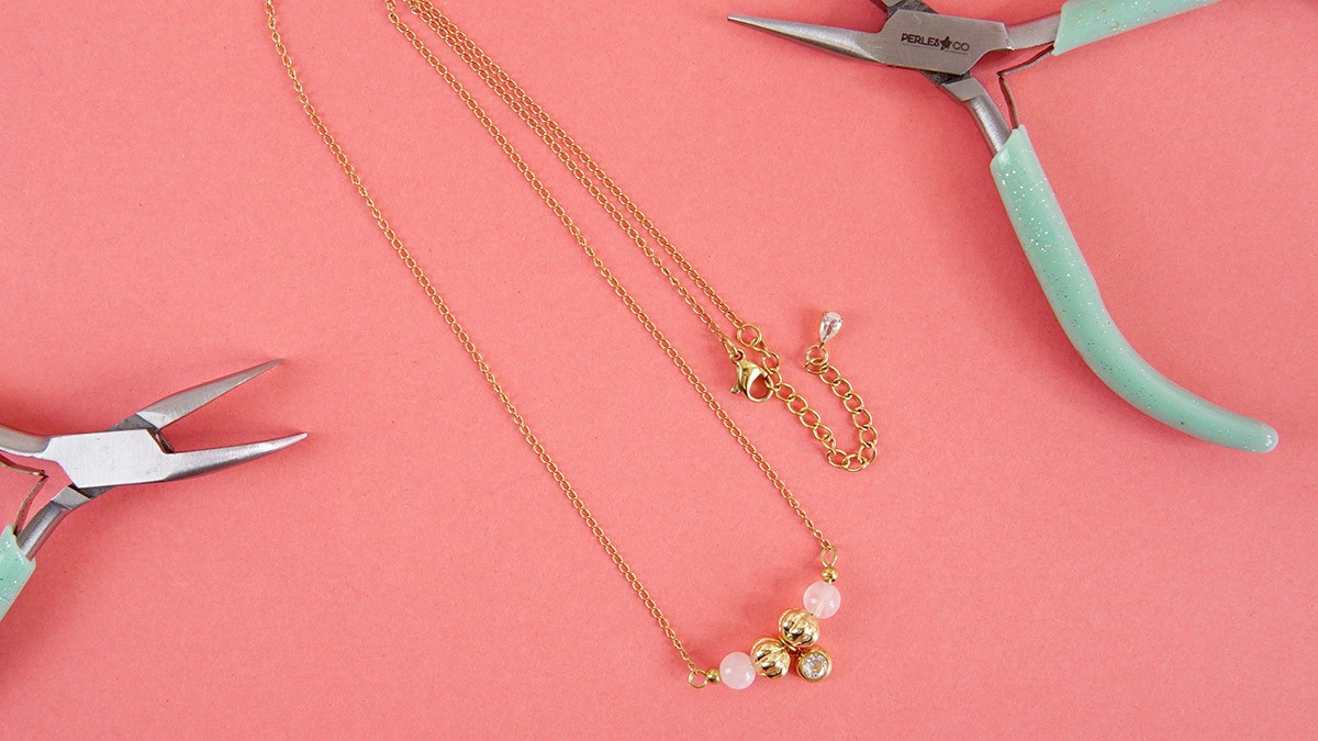 Schéma Saison Hiver - Leçon 3 : Comment faire un collier avec de la chaîne et des perles ? Schéma Saison Hiver - Leçon 3 : Comment faire un collier avec de la chaîne et des perles ?