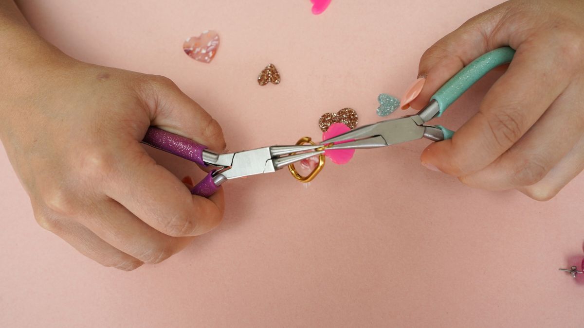 5 idées créatives de boucles d'oreilles pendantes à porter cet été : Etape 2 5 idées créatives de boucles d'oreilles pendantes à porter cet été : Etape 2