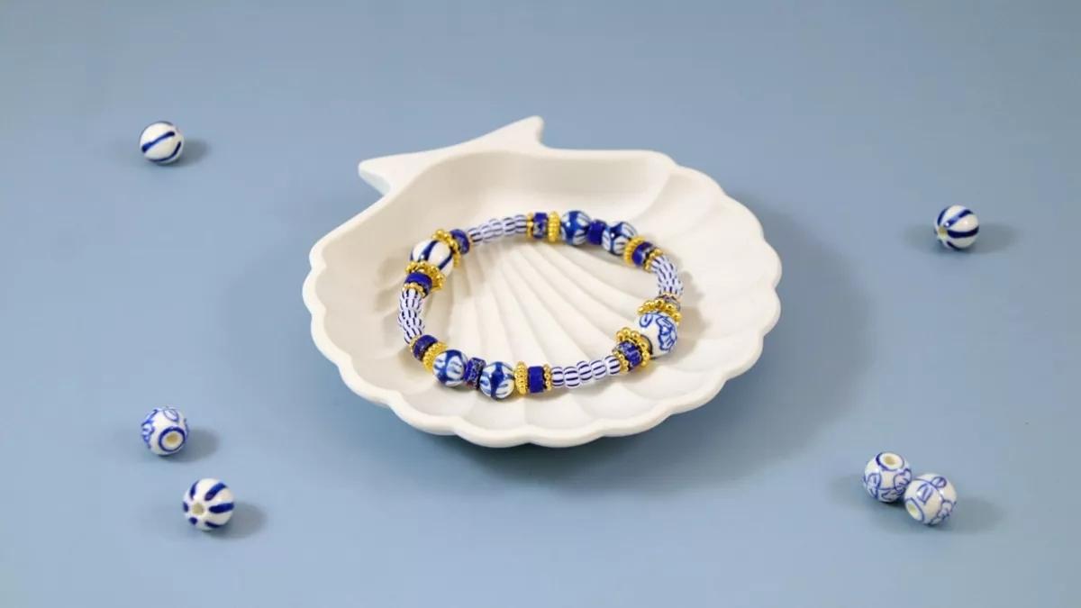 Bracelet élastique avec perles en céramique bleues peintes à la main