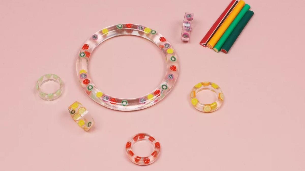 bracelet jonc r&eacute;sine &eacute;poxy avec inclusion