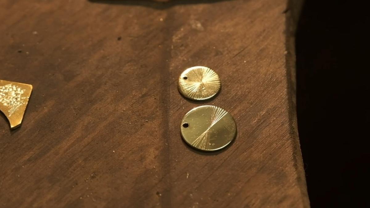 texturer le métal avec une pointe à tracer