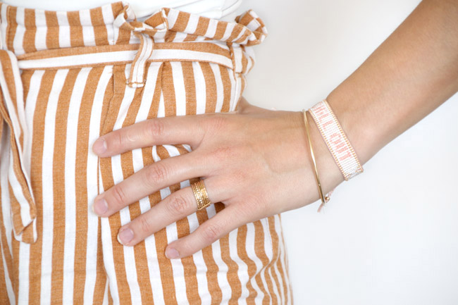 bracelet &agrave; message sur m&eacute;tier &agrave; tisser