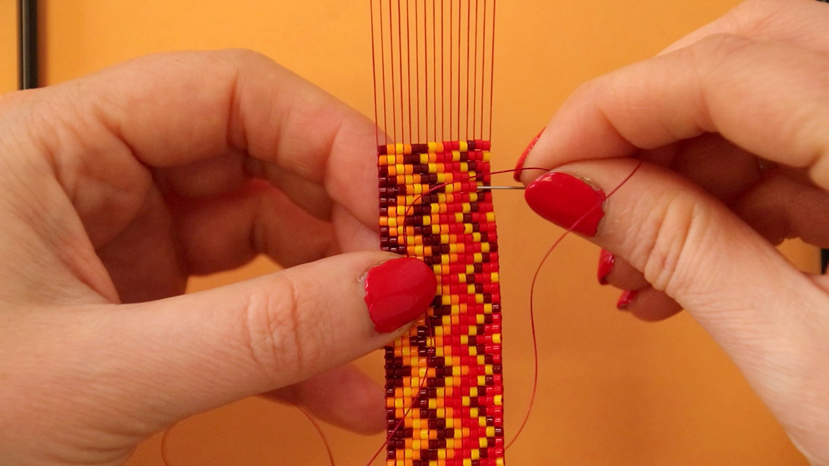 cacher le fil dans un tissage de perles