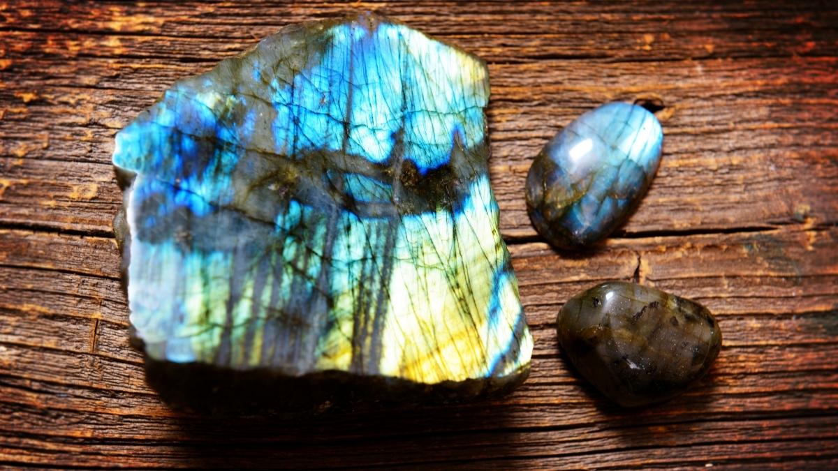 La Labradorite - Signification, origine, propriétés - Perles & Co