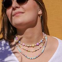 collier color&eacute; avec perles smiley