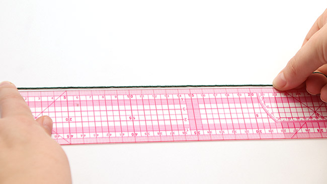 mesurer son tour de poignet avec du fil et une règle