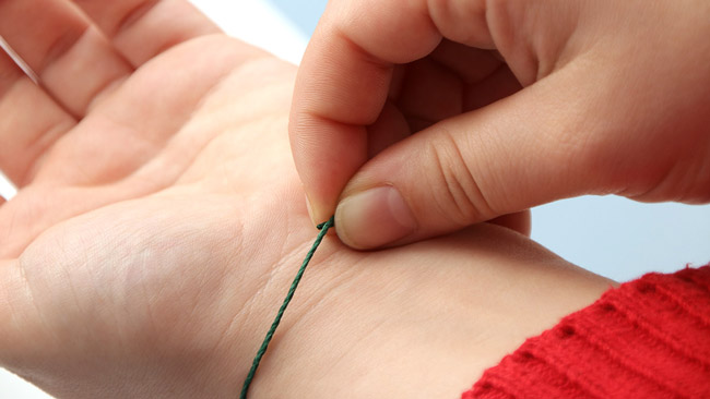 mesurer son tour de poignet avec un morceau de fil