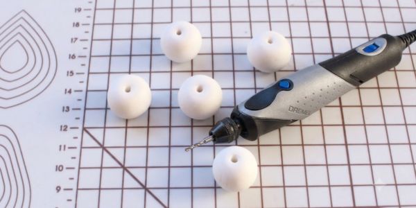 perçage perles en polymère avec dremel