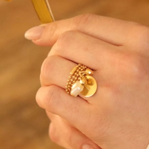 Bague m&eacute;daille avec cha&icirc;ne dor&eacute;e