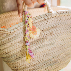 Grigri de sac coloré avec bandana et breloques