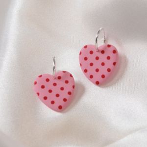 DIY Boucles d'oreilles c&oelig;urs &agrave; pois en Fimo