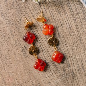 Boucles d'oreilles pendantes en tr&egrave;fle Cornaline