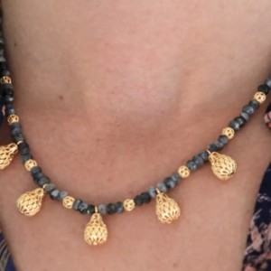 collier jade gris et perles filigran&eacute;es