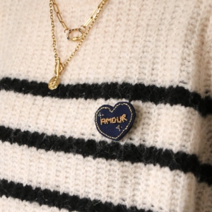 broche brodée amour