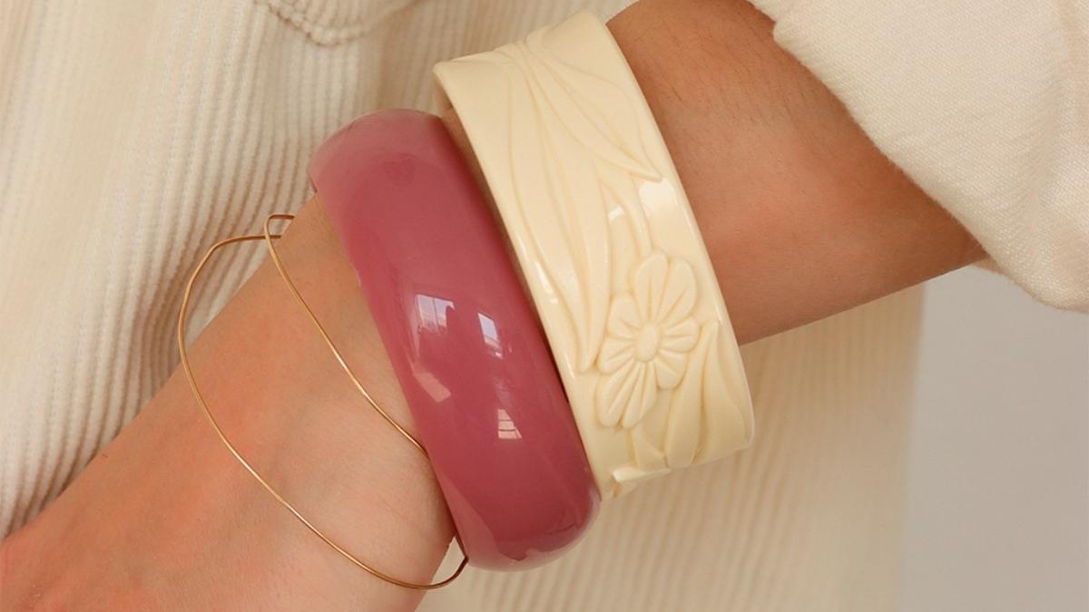 accumulation de bracelets