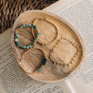 bracelet pierres gemmes et chaine dor&eacute;e - tendance automne hiver 2025 2026