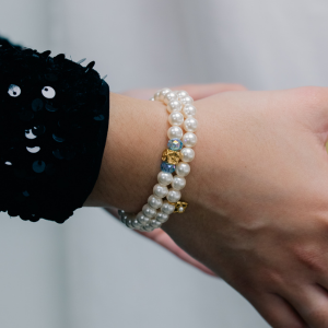 Bracelets perles nacr&eacute;es et cristaux