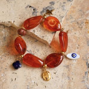 Bracelet perles en résine avec breloques