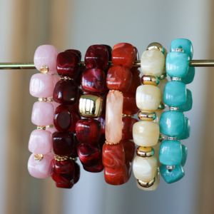 Bracelet avec perles cubes en résine