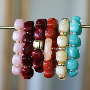 Bracelet avec perles cubes en r&eacute;sine