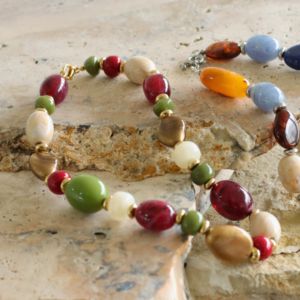 collier perles en résine colorées