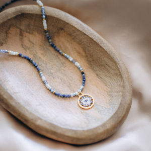 Collier en Lapis Lazuli et pendentif porte-bonheur