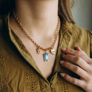 collier avec pendentif carte de tarot