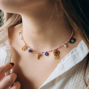 collier charms porte-bonheur et rocailles