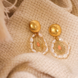boucles d'oreilles dorées et perles d'eau douce