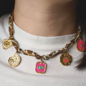 collier charms multicolores
