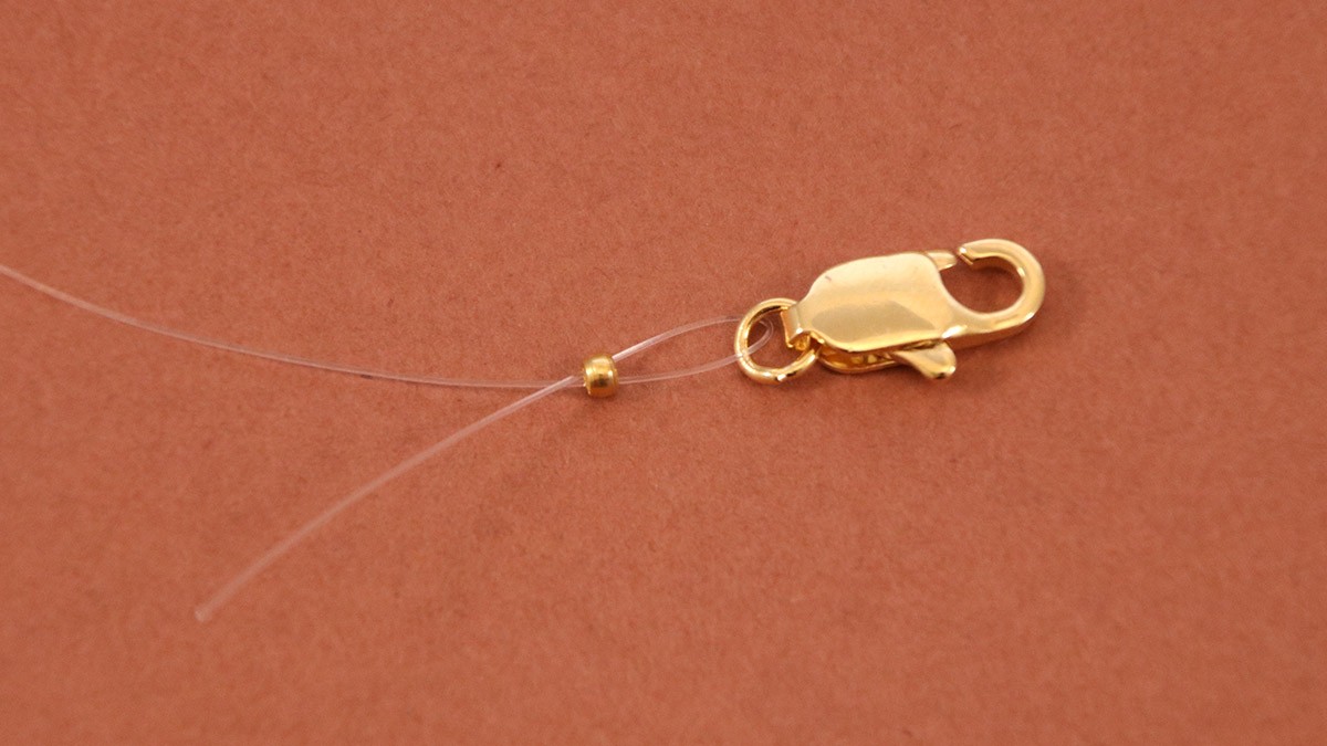 DIY Collier perles rondelles Heishi blanc et or et pendentif en plaqué or : Etape 1 DIY Collier perles rondelles Heishi blanc et or et pendentif en plaqué or : Etape 1