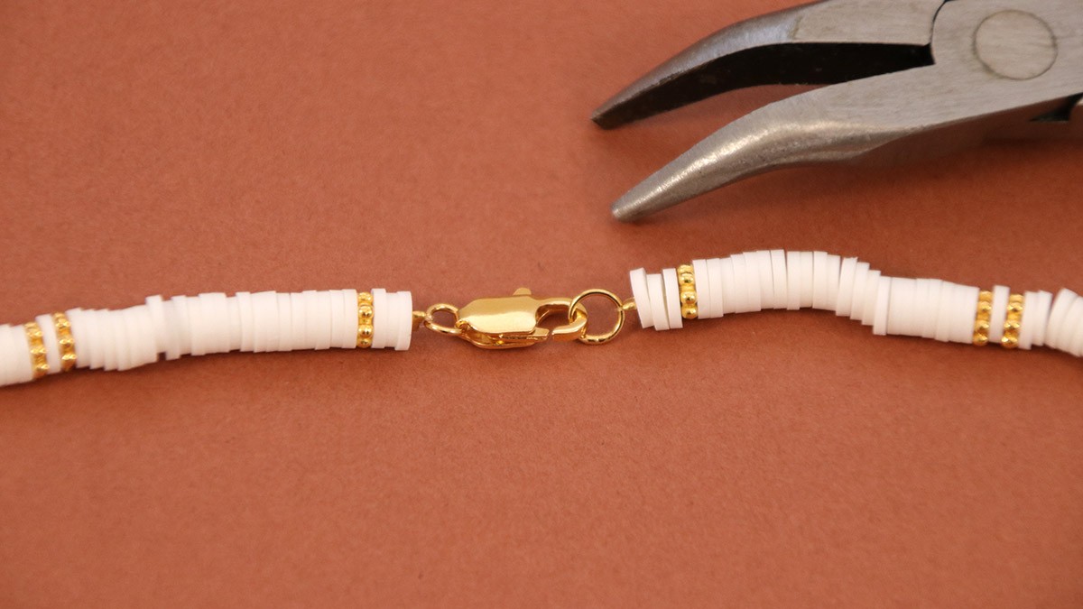DIY Collier perles rondelles Heishi blanc et or et pendentif en plaqué or : Etape 3 DIY Collier perles rondelles Heishi blanc et or et pendentif en plaqué or : Etape 3