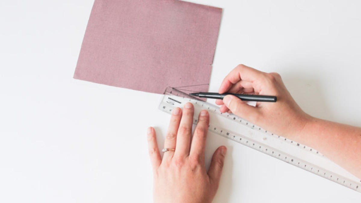 DIY broche fanion glitter simili cuir rose gold à message : Etape 1 DIY broche fanion glitter simili cuir rose gold à message : Etape 1