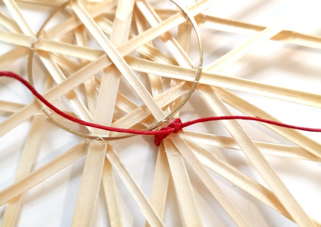DIY Déco : étoile de Noël en paille : Etape 4 DIY Déco : étoile de Noël en paille : Etape 4