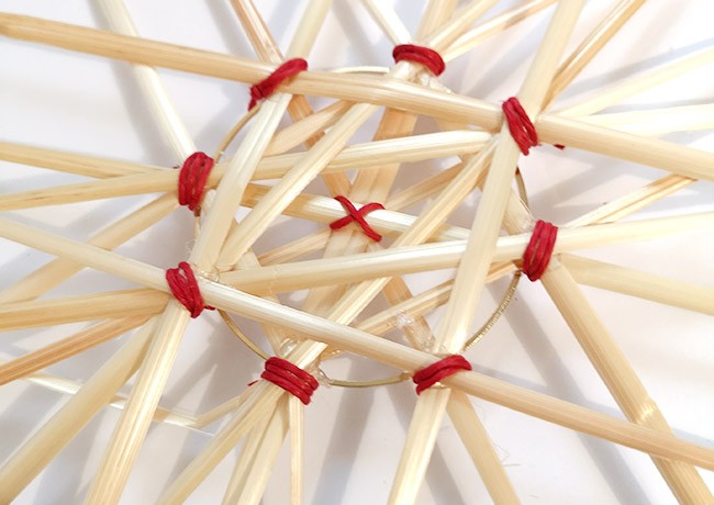 DIY Déco : étoile de Noël en paille : Etape 5 DIY Déco : étoile de Noël en paille : Etape 5