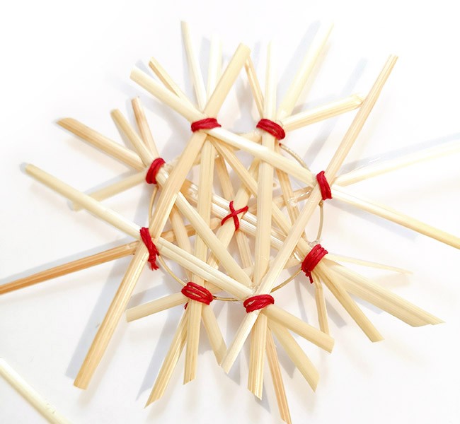 DIY Déco : étoile de Noël en paille : Etape 6 DIY Déco : étoile de Noël en paille : Etape 6