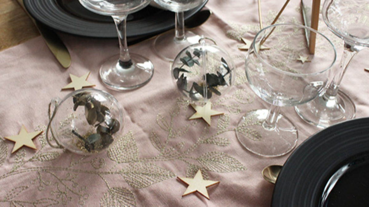 DIY : Boule de Noël transparente avec eucalyptus DIY : Boule de Noël transparente avec eucalyptus