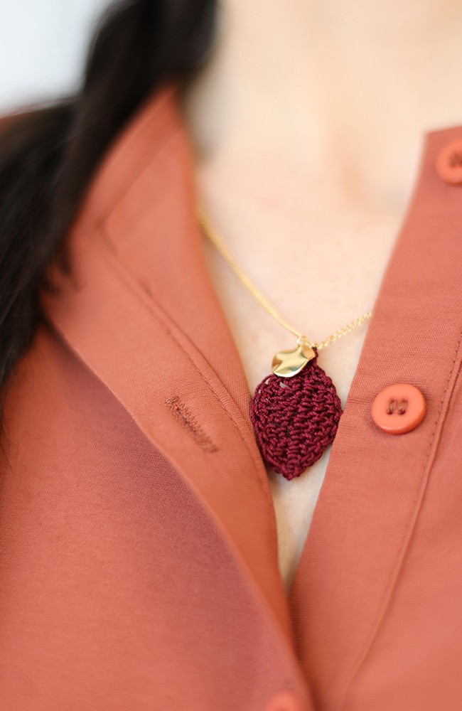 Schéma DIY Pendentif feuille au crochet et sequin froissé doré