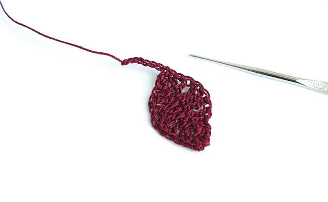 DIY Pendentif feuille au crochet et sequin froissé doré : Etape 3