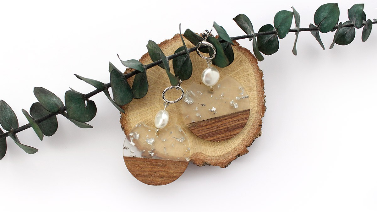 Boucles d’oreilles pendantes résine imitation bois avec fragments argentés