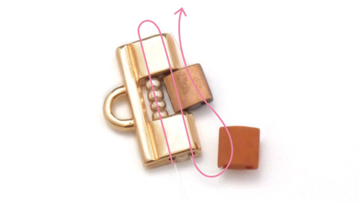 Bracelet perles carré Tila avec embouts spéciaux doré rose : Etape 3 Bracelet perles carré Tila avec embouts spéciaux doré rose : Etape 3