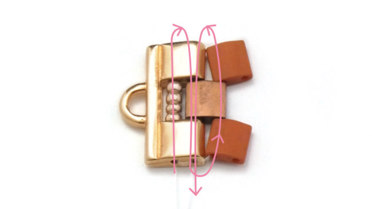 Bracelet perles carré Tila avec embouts spéciaux doré rose : Etape 4 Bracelet perles carré Tila avec embouts spéciaux doré rose : Etape 4