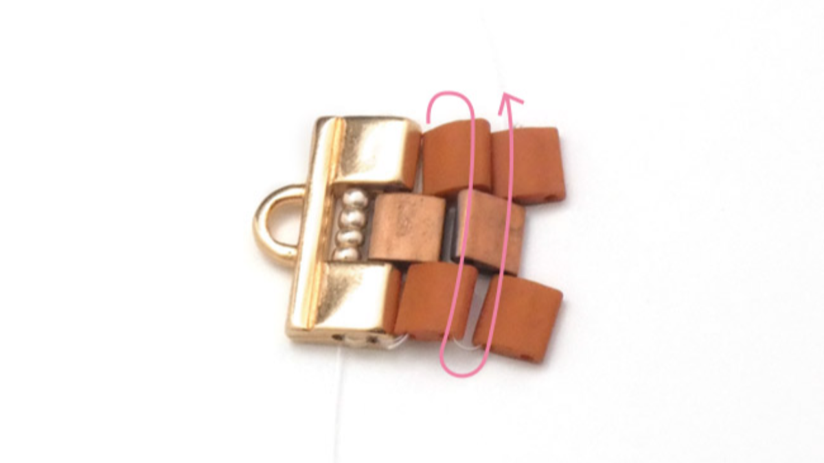 Bracelet perles carré Tila avec embouts spéciaux doré rose : Etape 6 Bracelet perles carré Tila avec embouts spéciaux doré rose : Etape 6